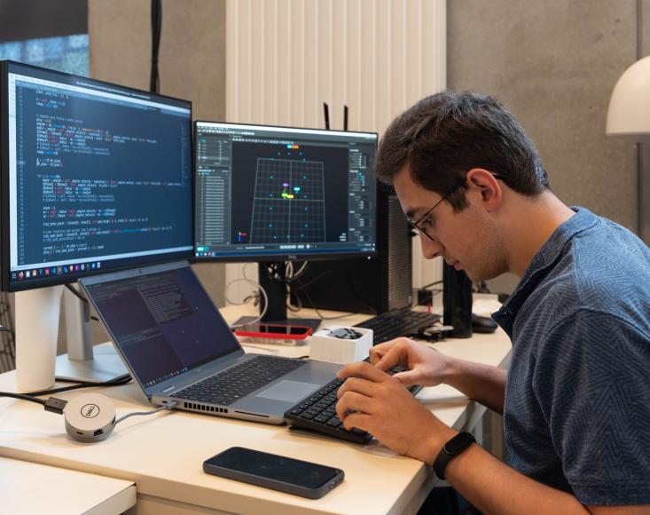 un étudiant travaillant sur son ordinateur