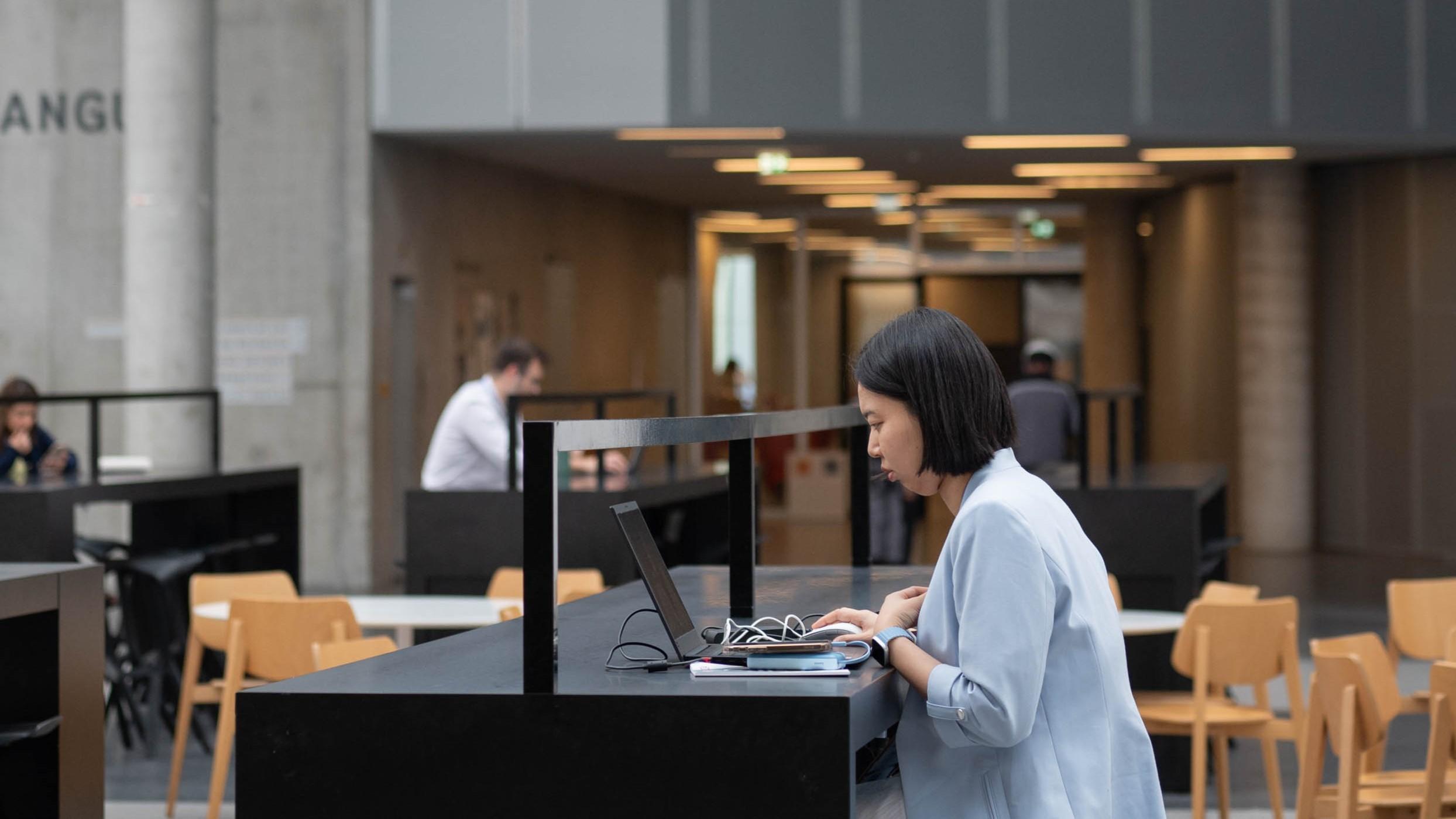 une étudiante devant son ordinateur