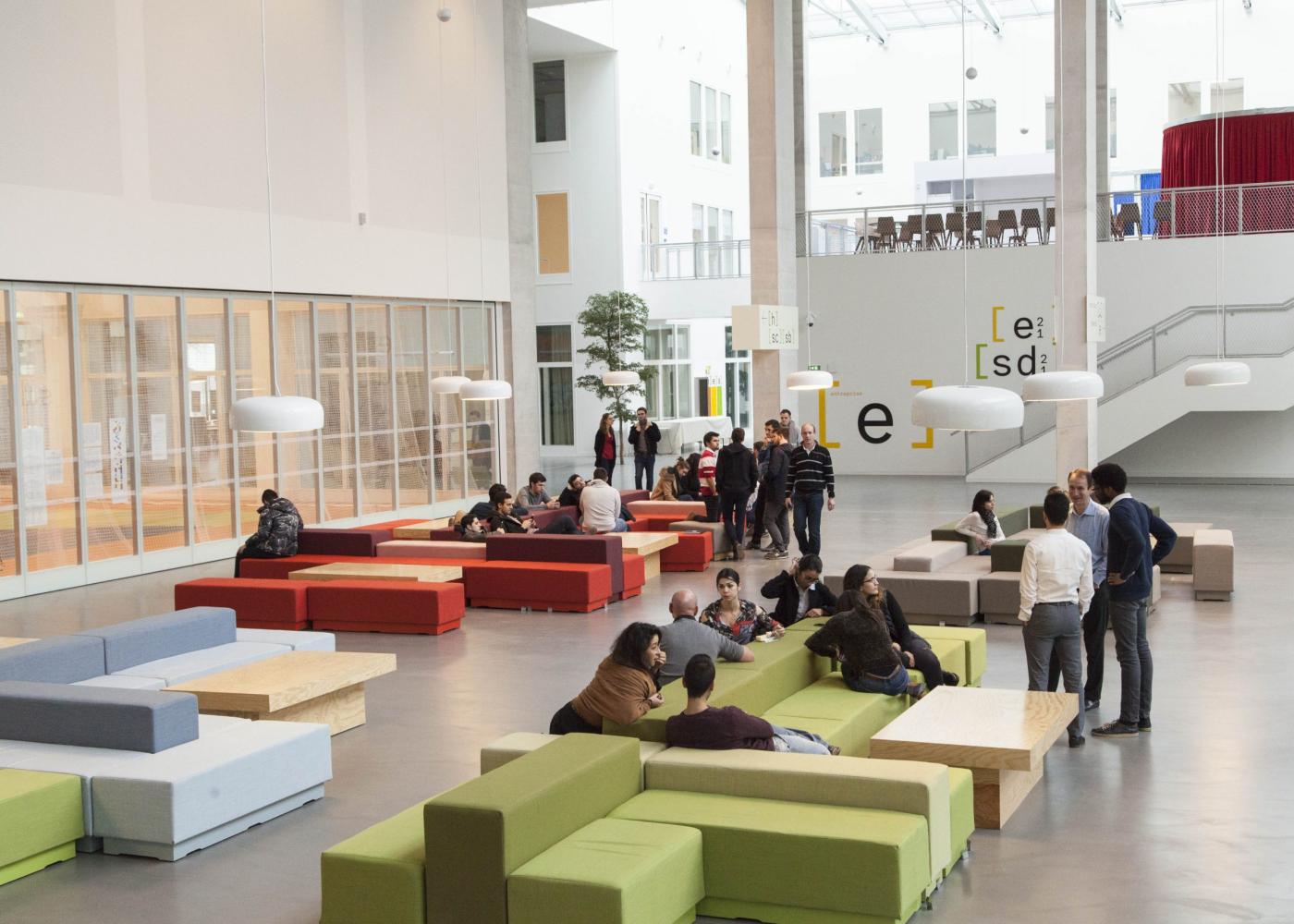 CentraleSupelec- hall avec étudiant