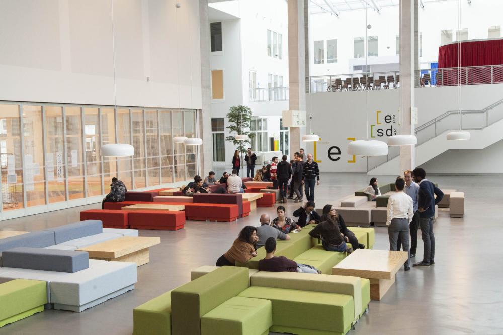 CentraleSupelec- hall avec étudiant